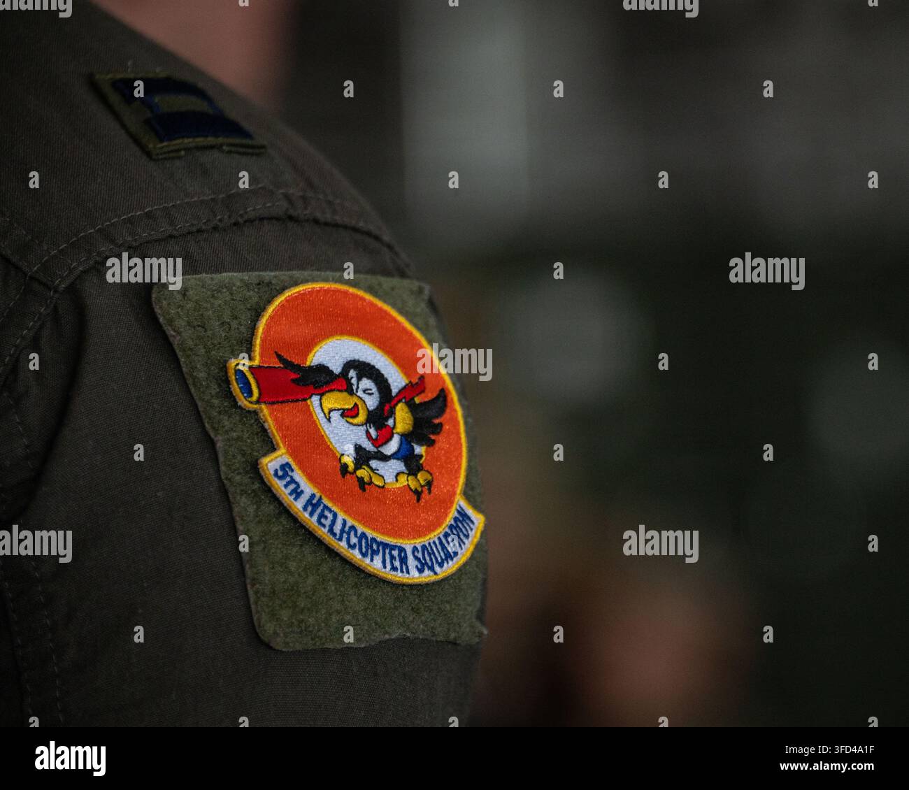 Ein Pilot der 5. Hubschrauberstaffel steht während der Aktivierungszeremonie der 5. HS am 27. August 2026 auf der Joint Base Andrews, Maryland, in Formation. Das Abzeichen der 5. HS stellt eine direkte Verbindung zur historischen 5. Notfallrettungsstaffel dar und erbt ein Erbe der Kampfsuch- und -rettung, das bis ins Jahr 1944 zurückreicht. (Foto der U.S. Air Force von Tech. Sgt. Aubree Owens) Stockfoto