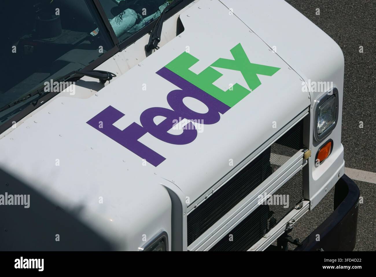 Los Angeles, CA / USA - 30. April 2020: Ein weißes Lieferwagen-Logo von FedEx Ground ist von oben auf der Motorhaube des geparkten Fahrzeugs zu sehen. Stockfoto