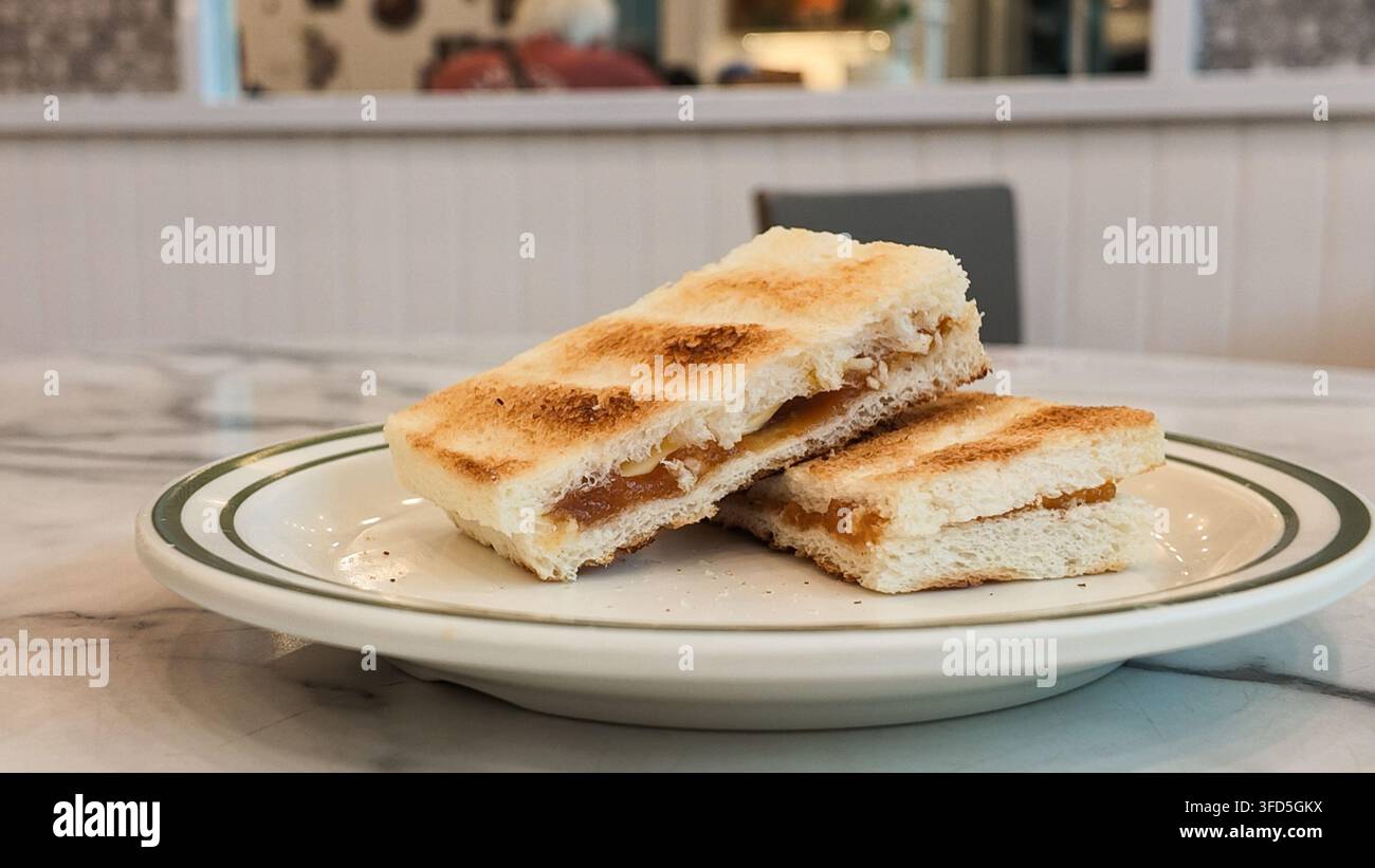 Kaya-Toast, ein traditioneller Snack aus geröstetem Brot, Butter und süßer Kokosnussmarmelade Stockfoto