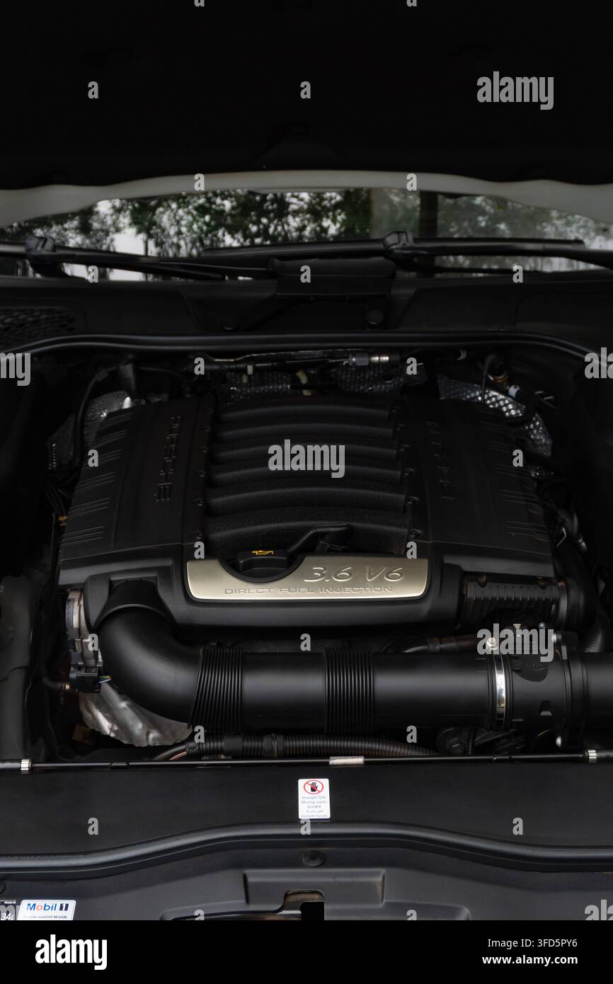 Nahaufnahme des weißen Porsche Cayenne 3.6 V6-Motors unter geöffneter Haube Stockfoto