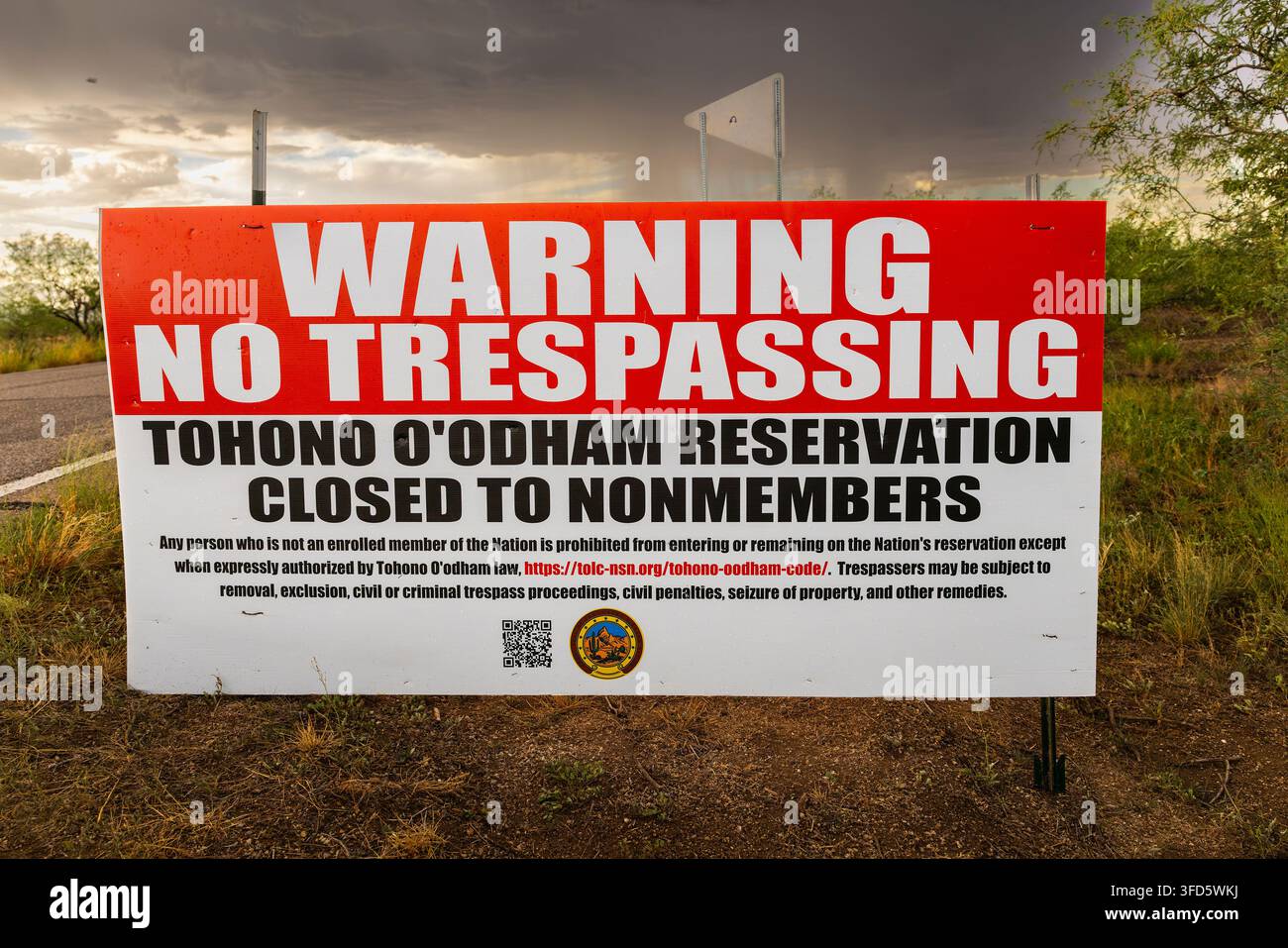 Die Tohono O'odham Nation hat „Betreten verboten“-Schilder auf ihrem Reservat aufgestellt, um unbefugte Bundesauftragnehmer zu blockieren, die eine Grenz Mauer bauen Stockfoto