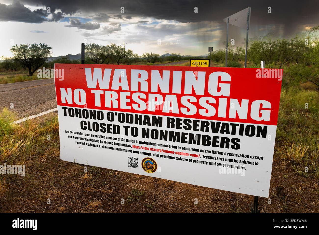Die Tohono O'odham Nation hat „Betreten verboten“-Schilder auf ihrem Reservat aufgestellt, um unbefugte Bundesauftragnehmer zu blockieren, die eine Grenz Mauer bauen Stockfoto
