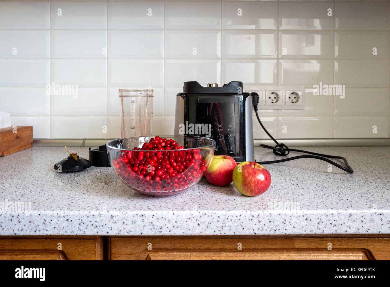 Heidelbeeren und Äpfel auf dem Küchentisch, der Mixer ist bereit, einen Smoothie zu machen. Stockfoto