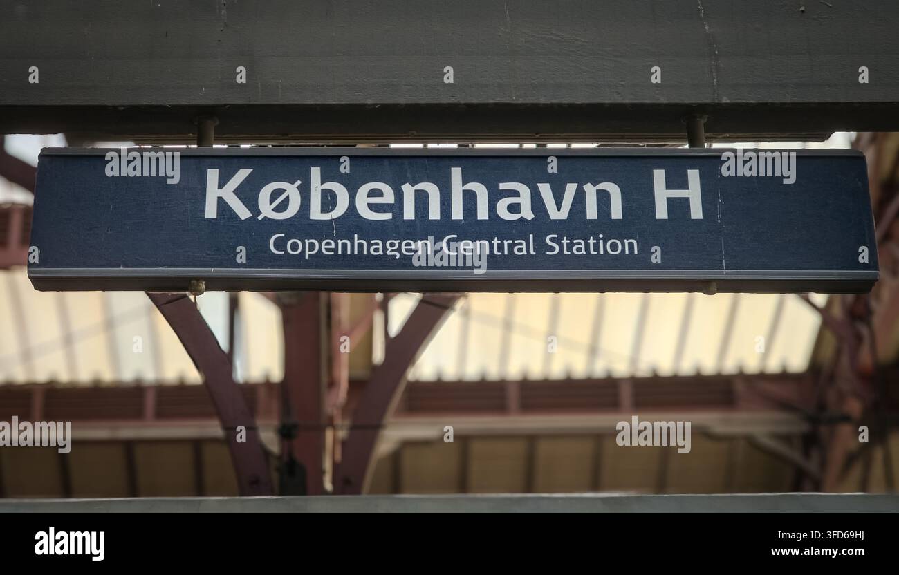 Kobenhavn H Bahnhofsschild der Kopenhagener Hauptbahnhof, das Reisen anzeigt Stockfoto
