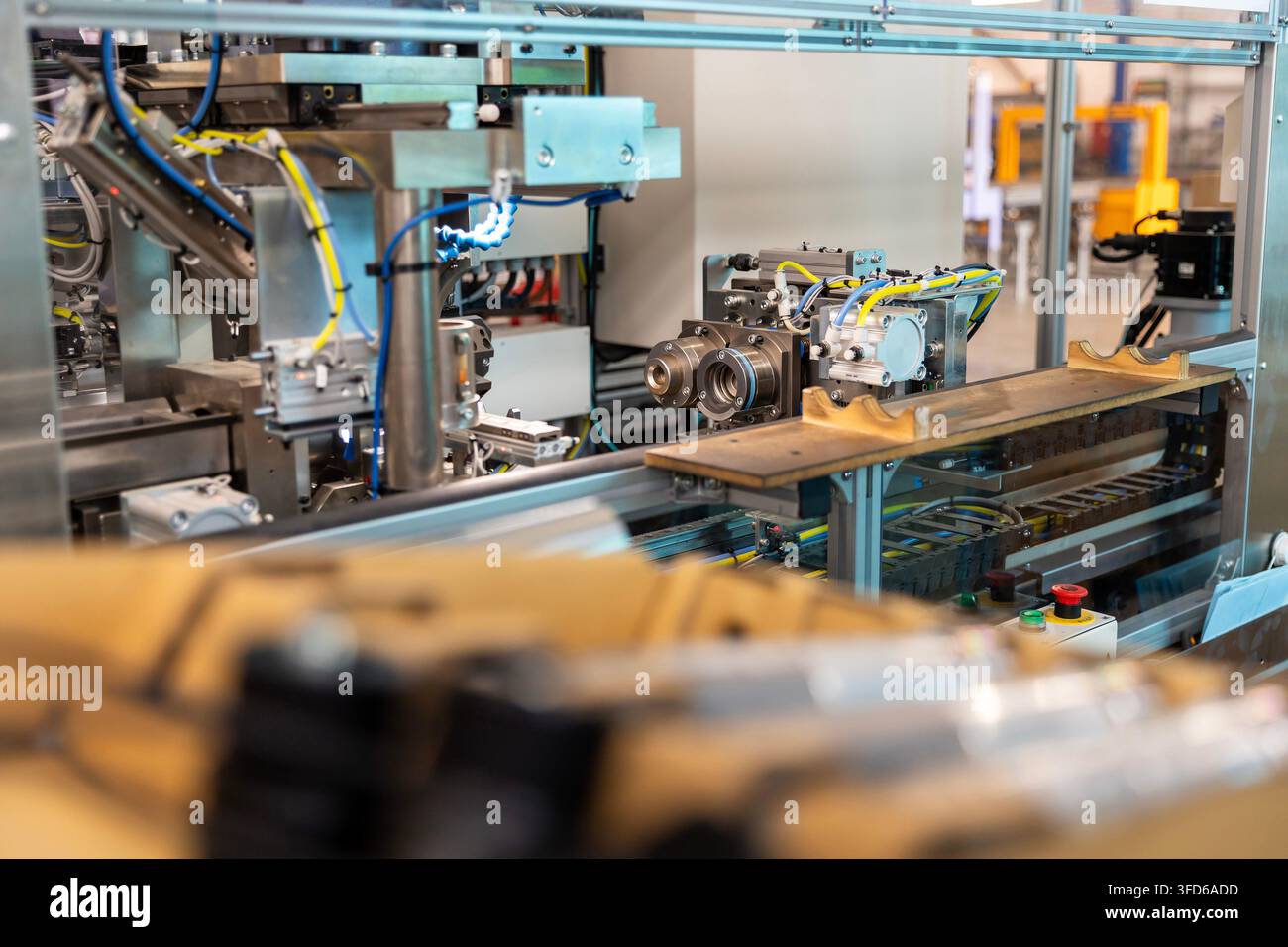 Eine Drehmaschine ist ein Werkzeug, das ein Werkstück um eine zentrale Achse dreht, während ein feststehendes Schneid- oder Formwerkzeug Material entfernt. Stockfoto