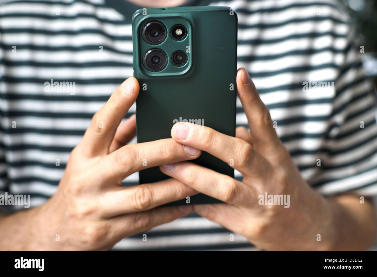 Der Mann hält ein Telefon in der Hand. Stockfoto