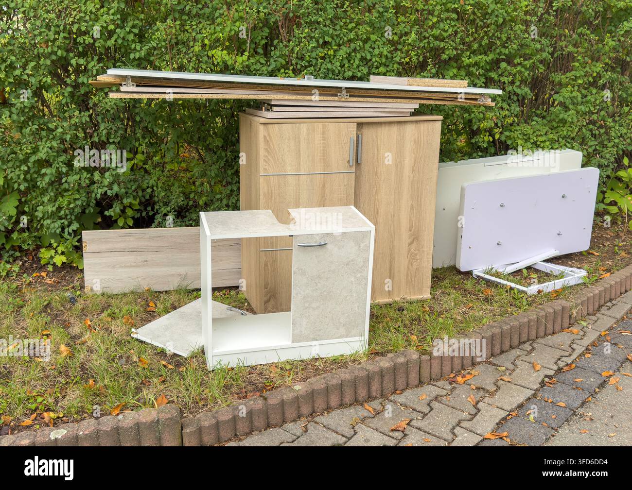 Verlassene Möbel auf der Straße bereit für die Sperrmüllabholung und das Recycling Stockfoto