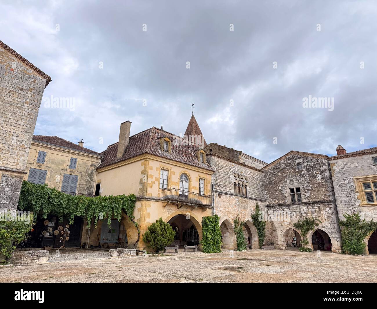 Historische Steinbauten und Häuser mit Arkaden umgeben den Place des Cornières im mittelalterlichen Monpazier, Dordogne, Frankreich, am 21. August 2026 Stockfoto