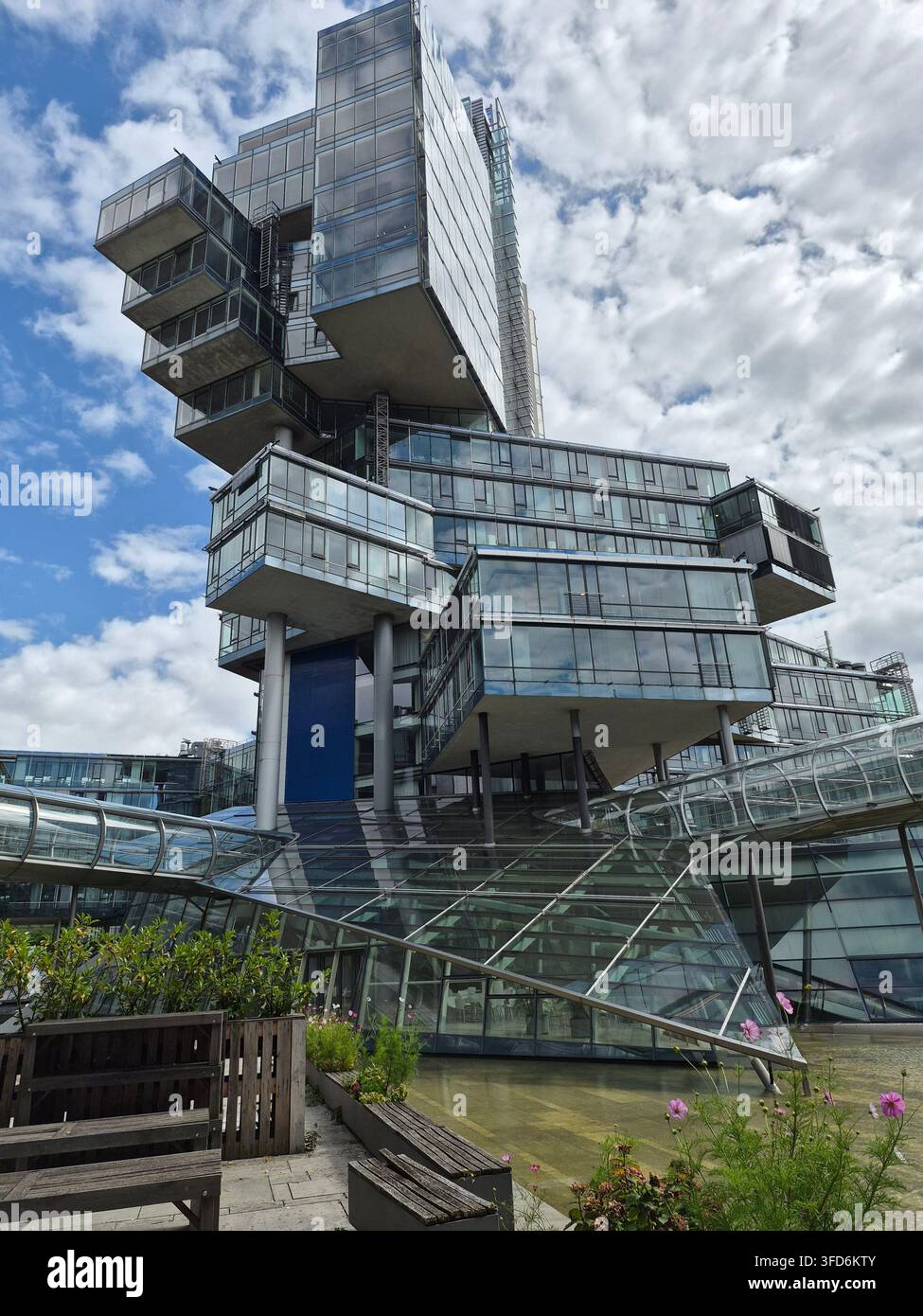 Ungewöhnliche moderne Architektur mit Glas- und Kragstrukturen in Hamburg, Deutschland, an einem sonnigen Tag. - Smartphone-aufgenommenes Stockfoto