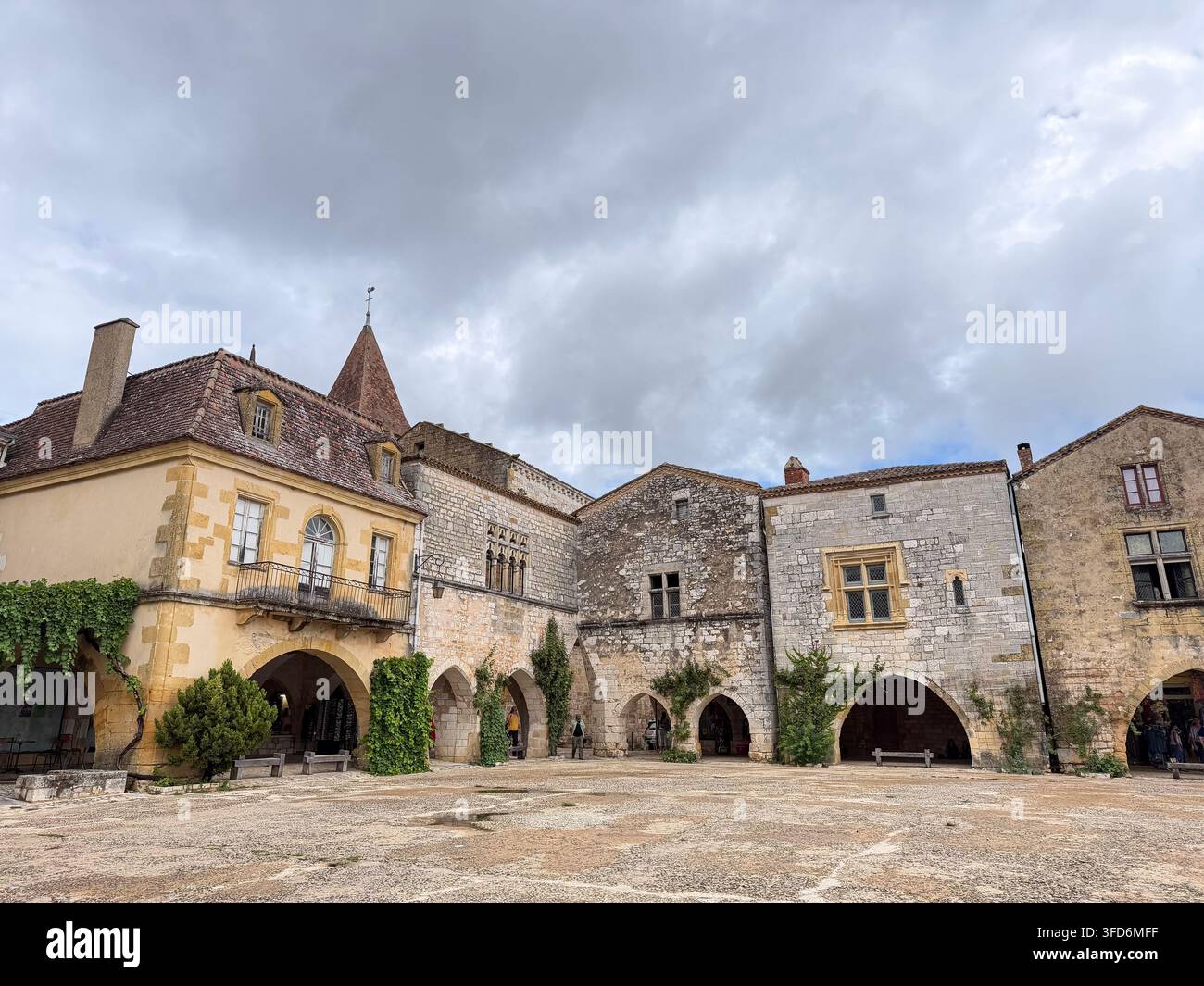 Medievaler Bastide-Platz mit historischen Steinhäusern und Arkaden am Place des Cornières, Monpazier, Dordogne, Frankreich, 21. August 2026 Stockfoto