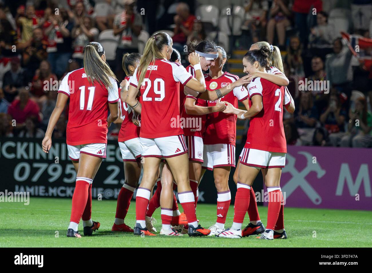 Borehamwood, UK, 26. Aug. 2026. Arsenal Women feiern das Tor während des Vorsaison-Freundschaftsspiels zwischen Arsenal und Charlton Athletic Women. Stockfoto