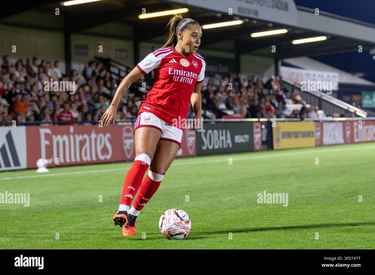 Borehamwood, UK, 26. Aug. 2026. Olivia Smith von Arsenal Women während des Vorsaison-Freundschaftsspiels zwischen Arsenal und Charlton Athletic Women. Stockfoto