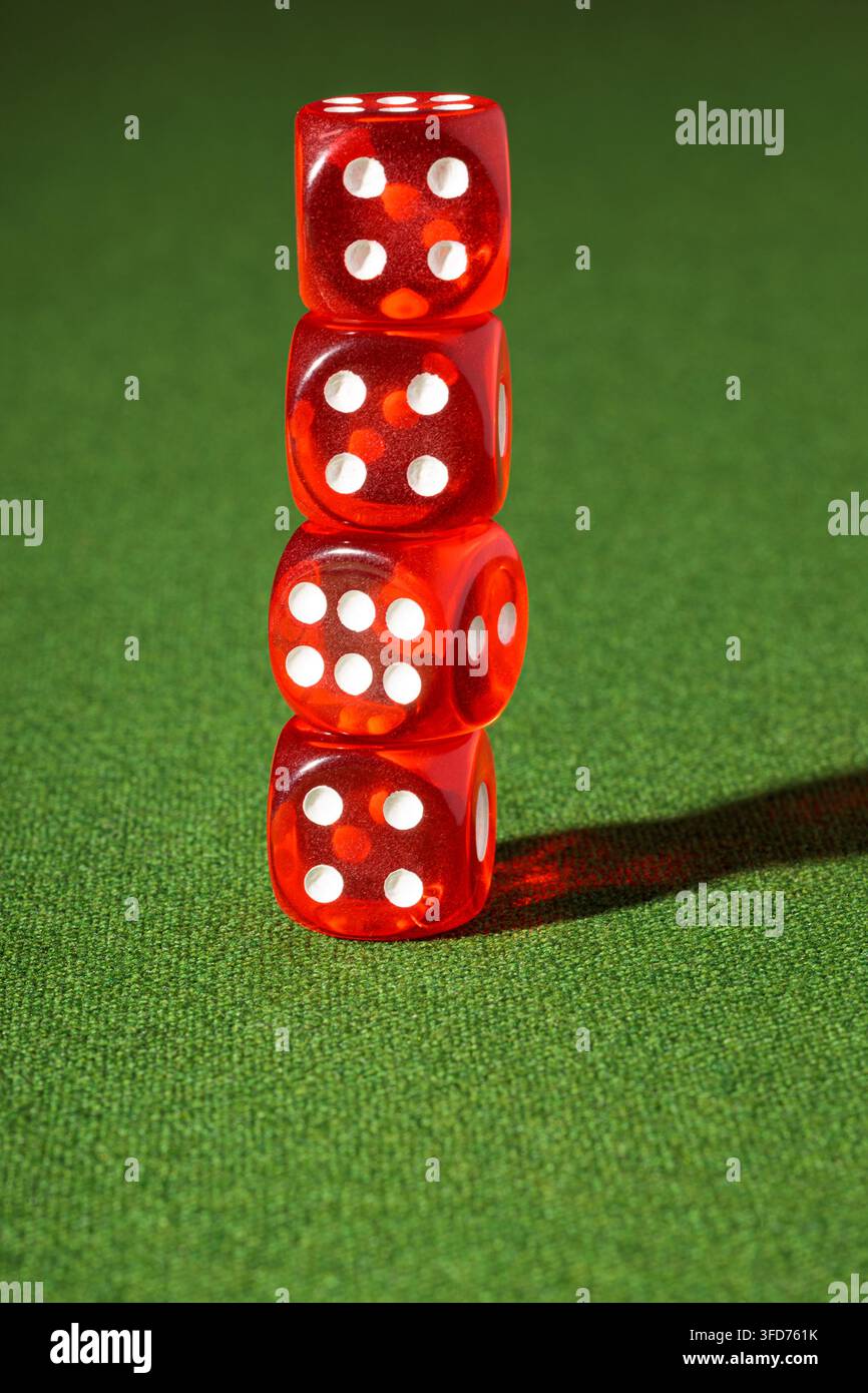 Würfel auf einem grünen Tisch, Pokerspiel Stockfoto