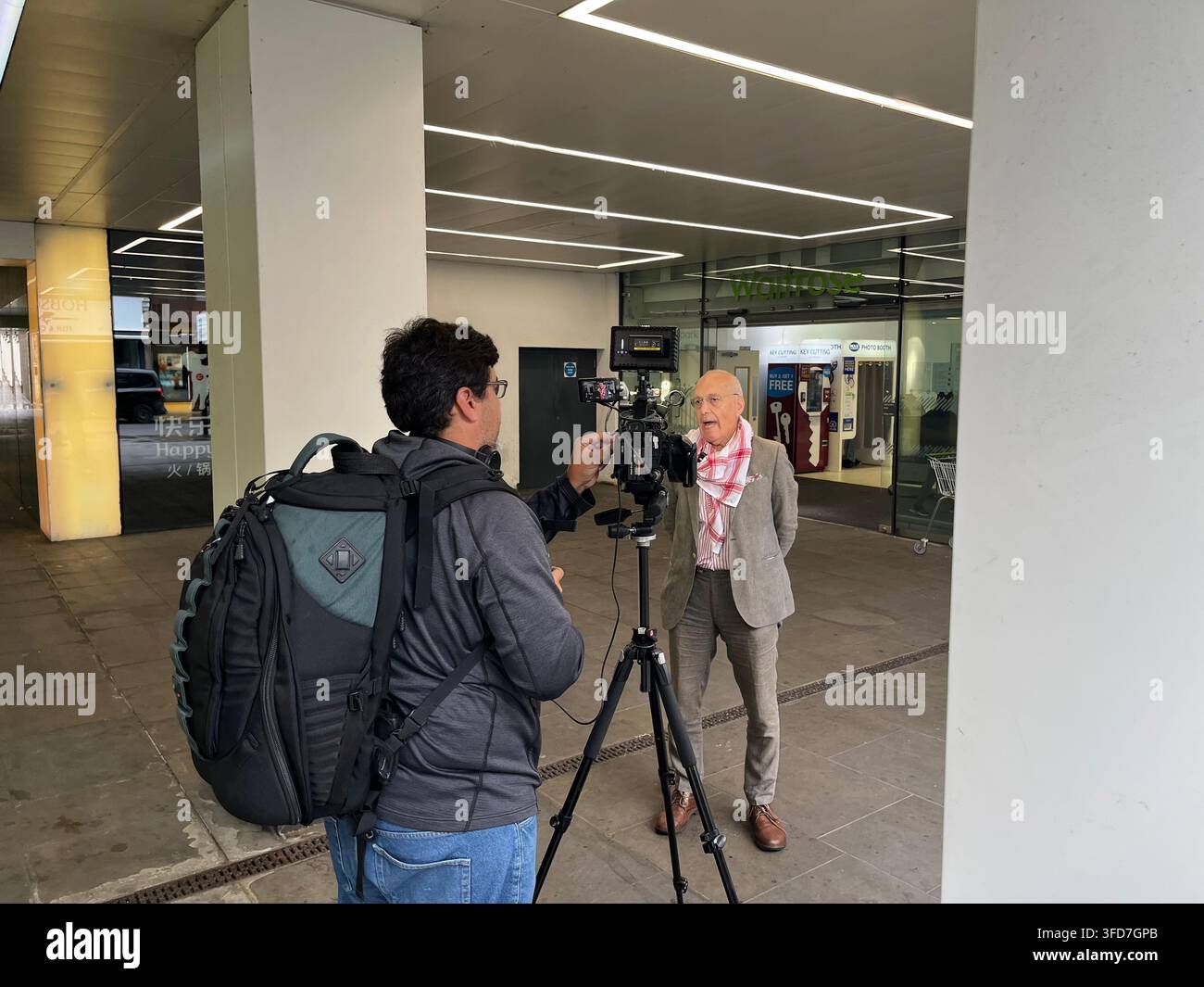 Eine Palestine-Solidaritätskampagne-Demonstration vor einer Filiale von Waitrose in Bayswater, London, UK Stockfoto