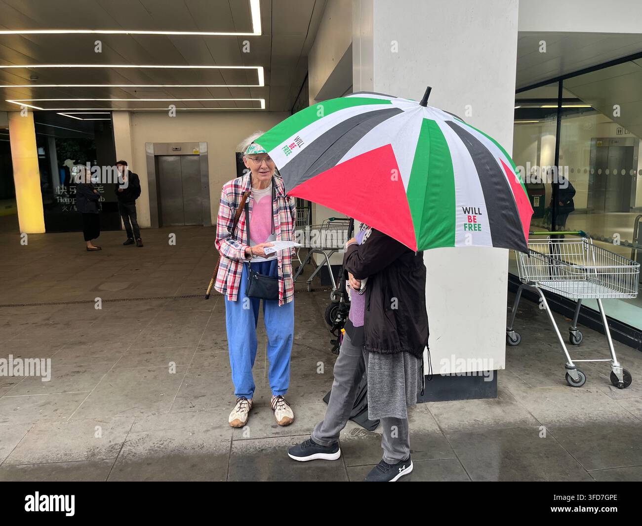 Eine Palestine-Solidaritätskampagne-Demonstration vor einer Filiale von Waitrose in Bayswater, London, UK Stockfoto