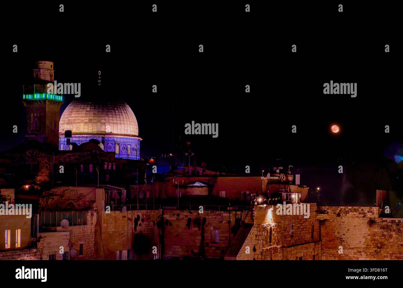 Jerusalem, Israel: Der Felsendom bei Nacht mit einem orangefarbenen Mond über den alten Mauern Stockfoto