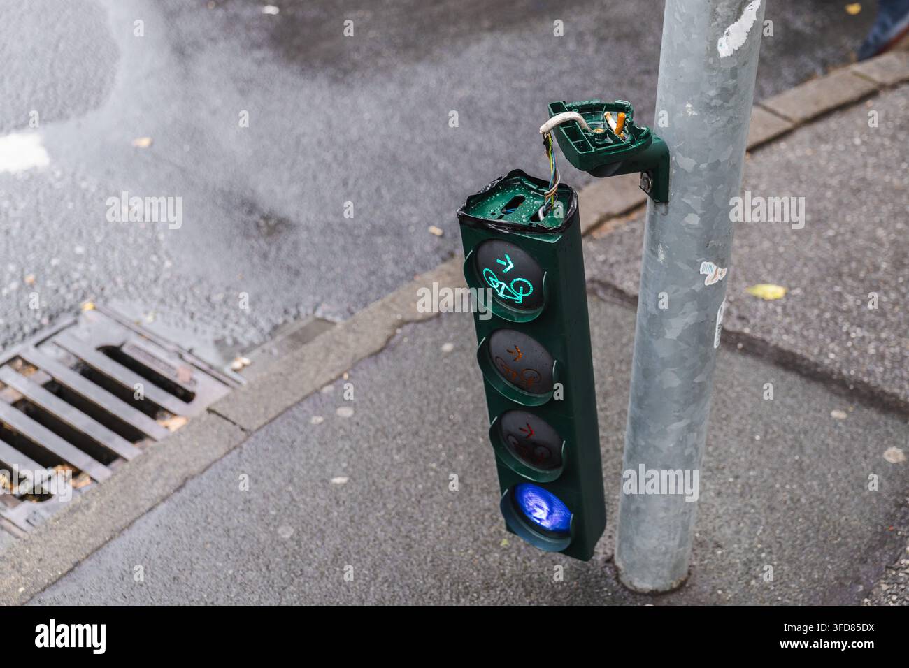 Vandalierter Fußgängerüberwegknopf mit freigelegten Drähten Stockfoto