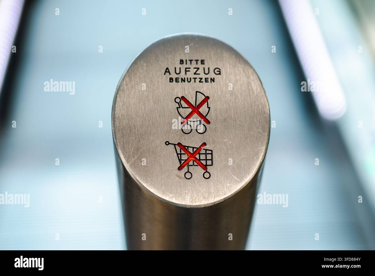 Nahaufnahme von Aufzugsknopfpanel mit deutscher Anleitung und gekreuzten Symbolen Stockfoto
