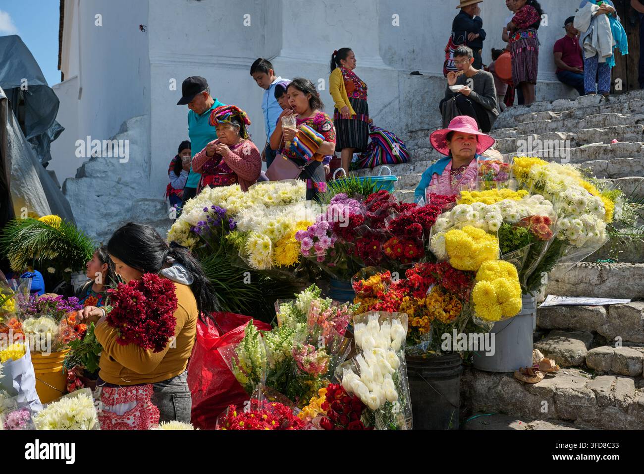 Indigener Blumenmarkt auf den Kirchenschritten der Iglesia de Santo Tomás, Chichicastenango, Guatemala, Mittelamerika Stockfoto