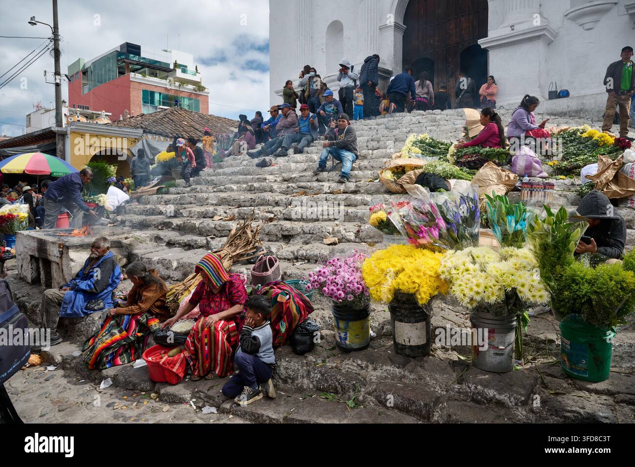 Indigener Blumenmarkt auf den Kirchenschritten der Iglesia de Santo Tomás, Chichicastenango, Guatemala, Mittelamerika Stockfoto