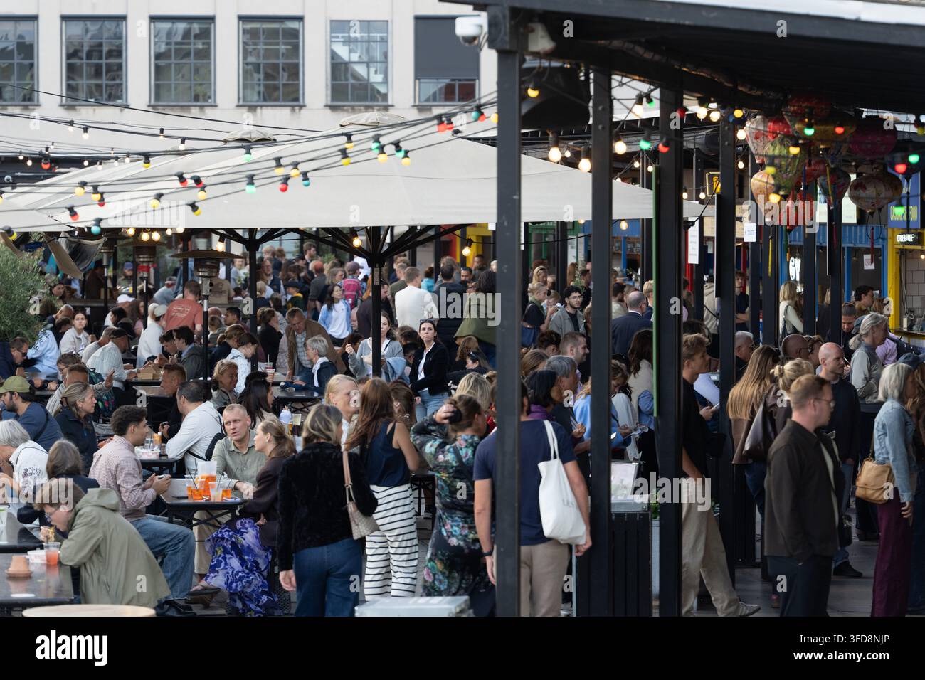 Gäste genießen Essen und Getränke bei Broens Street Food Stockfoto