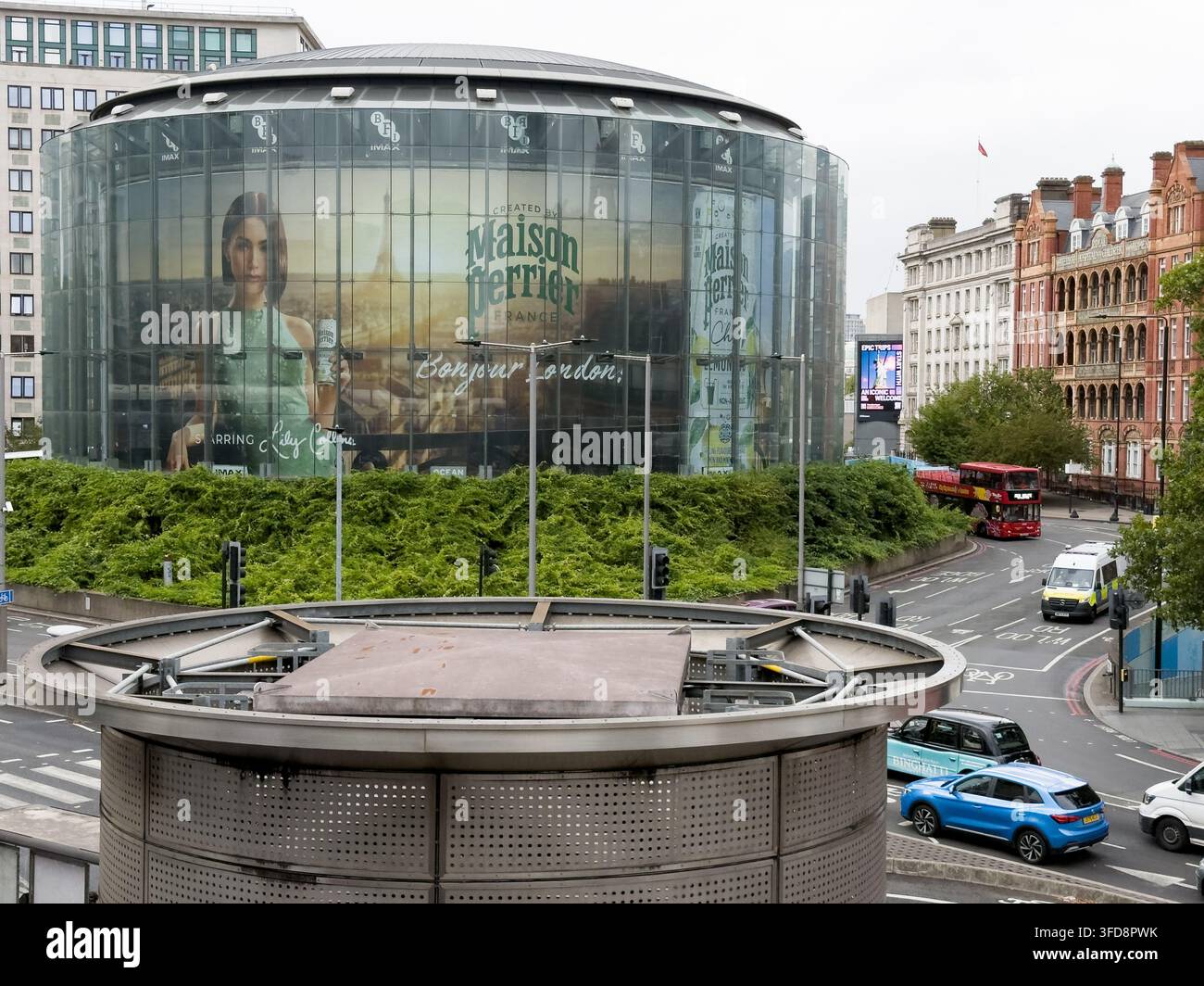 Lily Collins ist auf der Werbeanzeige von Maison Perrier am BFI IMAX, Waterloo, London zu sehen Stockfoto