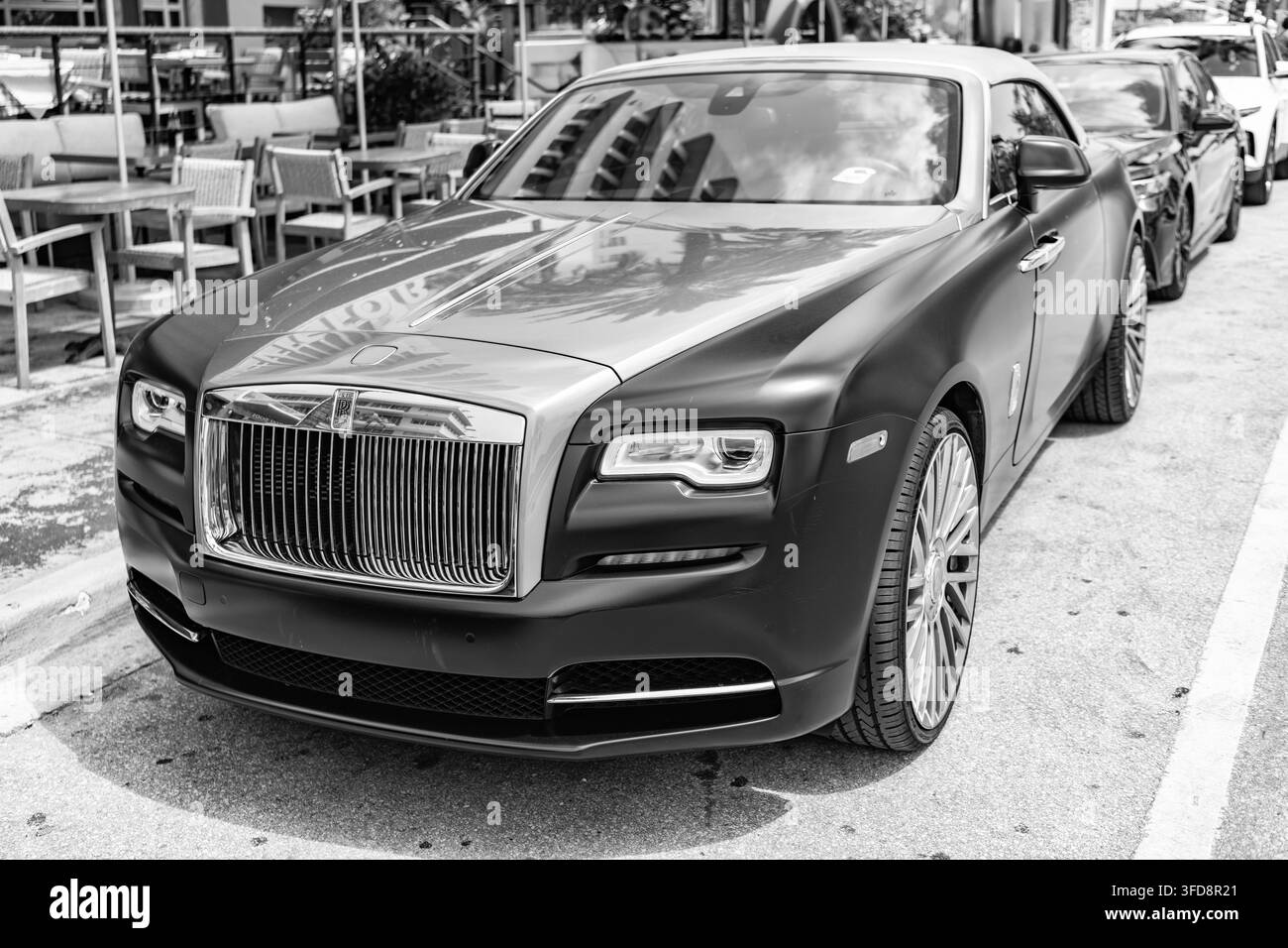 Miami, Florida, USA - 13. Juli 2025: Car Rolls Royce Wraith parkt im Freien. Graues schwarzes Auto, Eckansicht. 2016 Rolls Royce Wraith Luxuscoupé Stockfoto