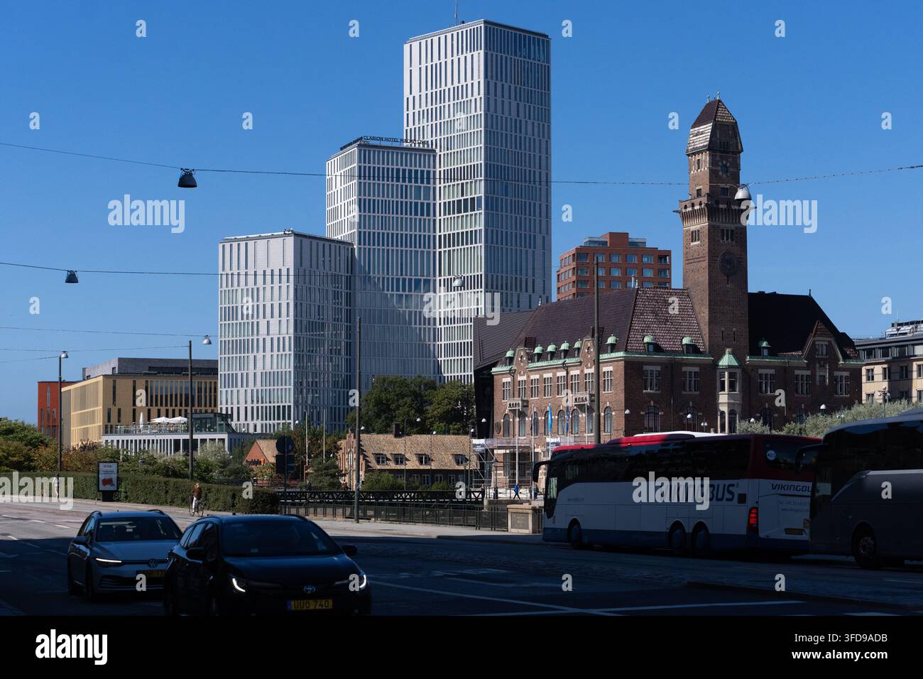 Die modernen Malmö Live-Wolkenkratzer, einschließlich des Clarion Hotel, ragen über das historische Postamt im Stadtzentrum von Malmö, Schweden. Stockfoto