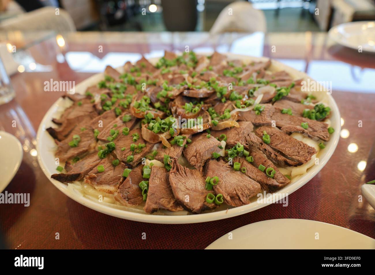 Traditionelles kasachisches Gericht Besbarmak mit Kazy, Pferdefleisch und Hammelfleisch Stockfoto