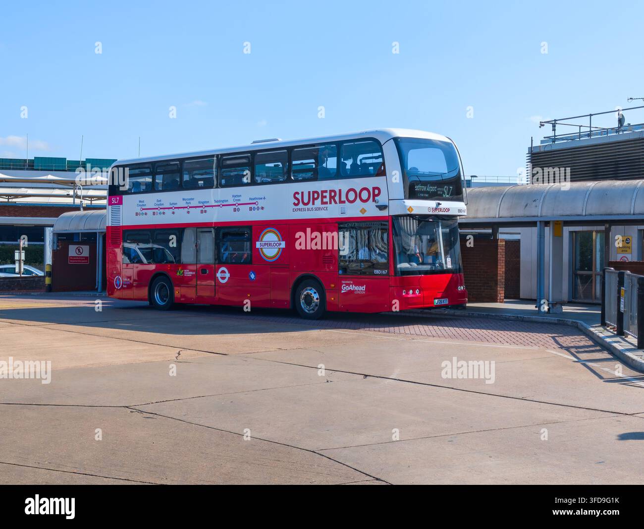 HEATHROW, LONDON, UK, 11. AUGUST 2026: Eine Seitenansicht eines roten und weißen Doppeldeckerbusses von Transport for London (TfL) auf der SL7-Linie Stockfoto