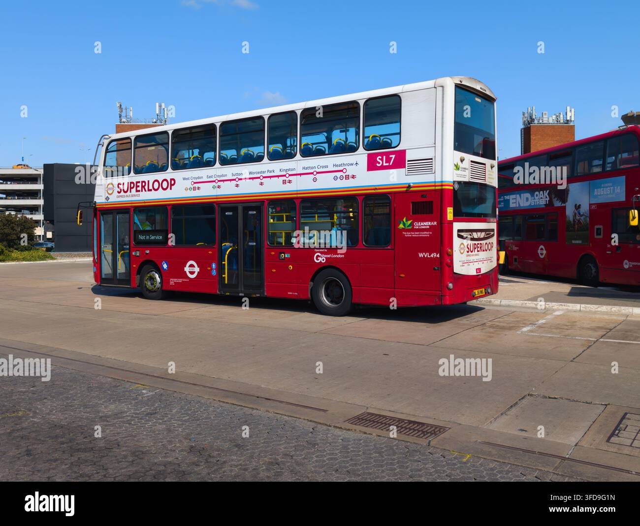 HEATHROW, LONDON, UK, 11. AUGUST 2026: Eine Seitenansicht eines roten und weißen Doppeldeckerbusses von Transport for London (TfL) auf der SL7-Linie Stockfoto