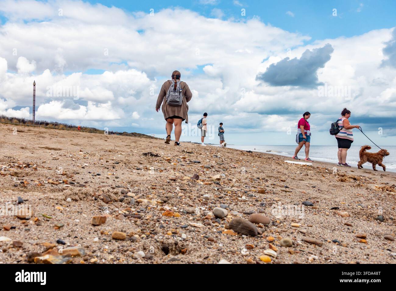 Niedrig gewinkelte Aufnahme von Menschen am Strand in Skegness in Lincolnshire, UK Stockfoto