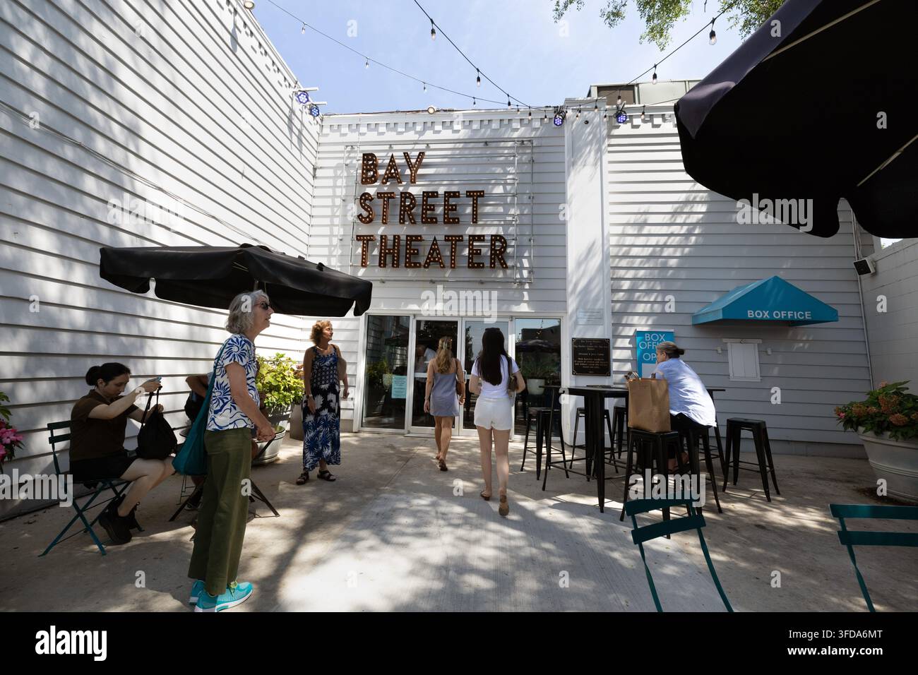 Besucher versammeln sich vor dem Bay Street Theater und der Kasse in Sag Harbor, New York. Stockfoto