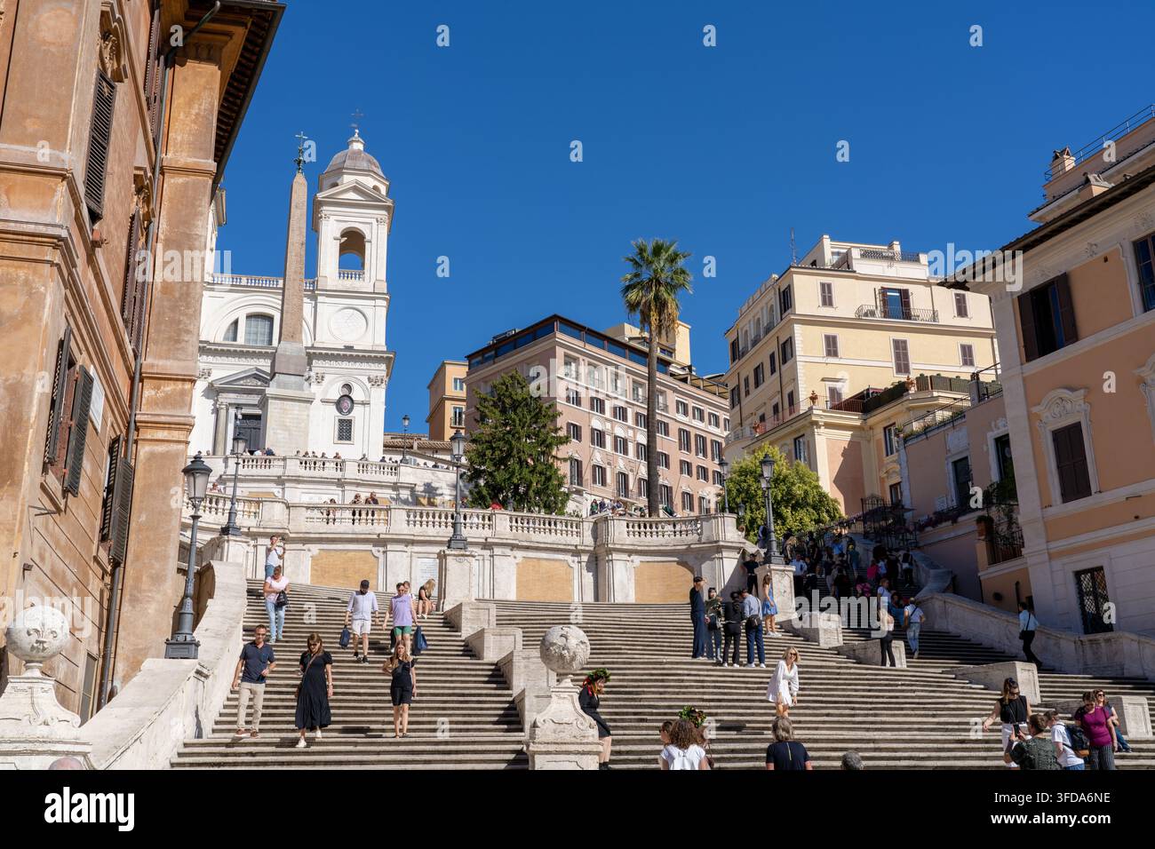 Rom Italien - 3. Oktober 2022: Blick auf die Spanische Treppe in Rom an einem sonnigen Tag mit Menschen, die spazieren gehen Stockfoto