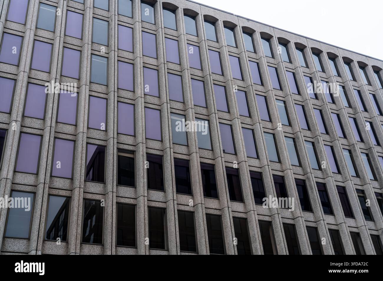 Brutalistisches Regierungsgebäude in Washington D.C. mit vielen getönten Fenstern und Betonfassade Stockfoto