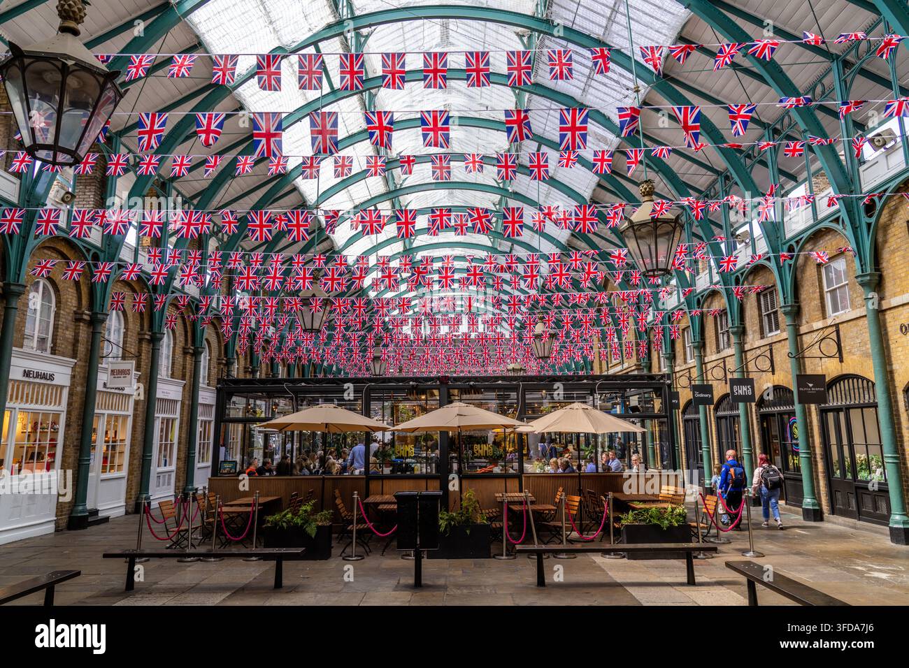 London England – 29. Mai 2023: Kleine Union-Jack-Flaggen, die im Apple Market London England hängen Stockfoto