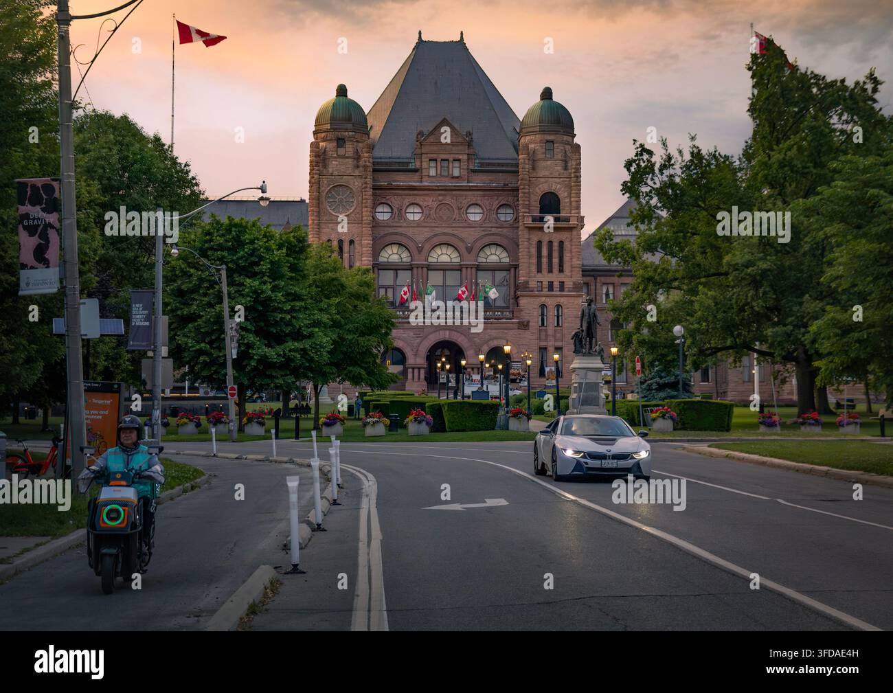 Toronto, Ontario, Kanada – 06 21 2025: Abendansicht des historischen Ontario-Parlamentsgebäudes im Queens Park im Stadtzentrum von Toronto mit einem modernen Stockfoto