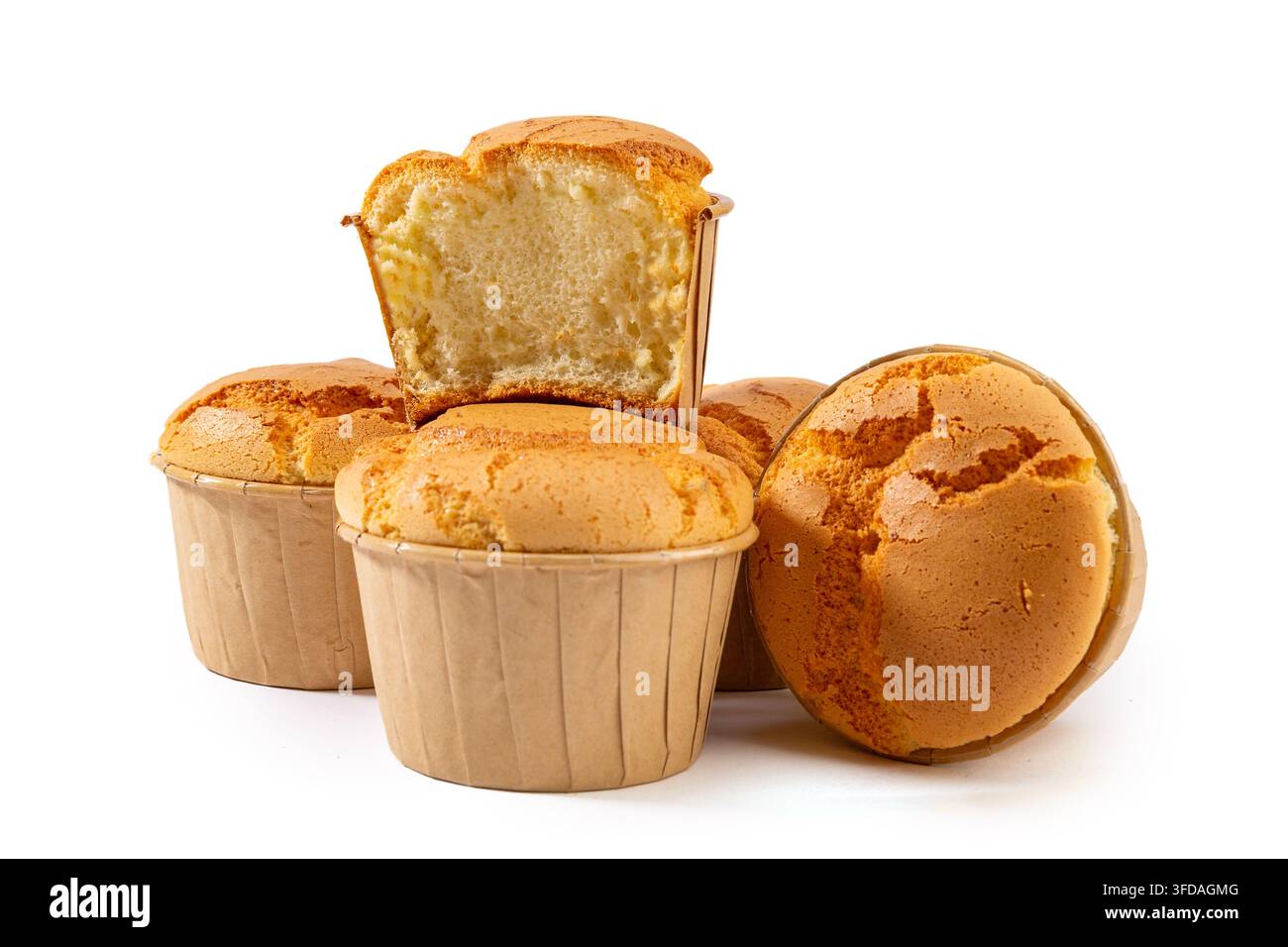 Frisch gebackene Reismehl-Schaum Muffins kühlen auf einem Drahtgestell Stockfoto
