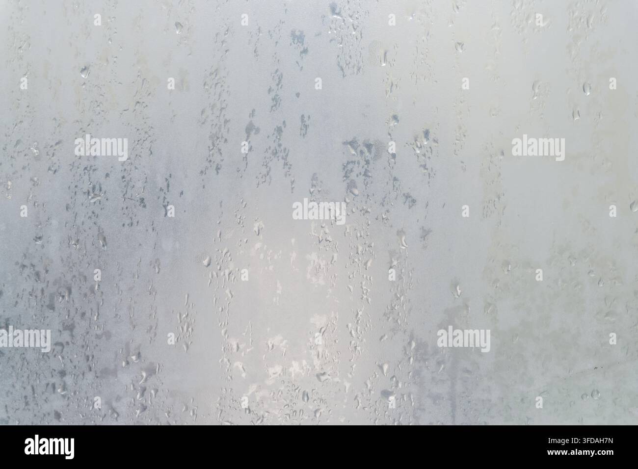 Der Spiegel im Badezimmer war während des Duschens mit Wassertropfen beschlagen. Stockfoto