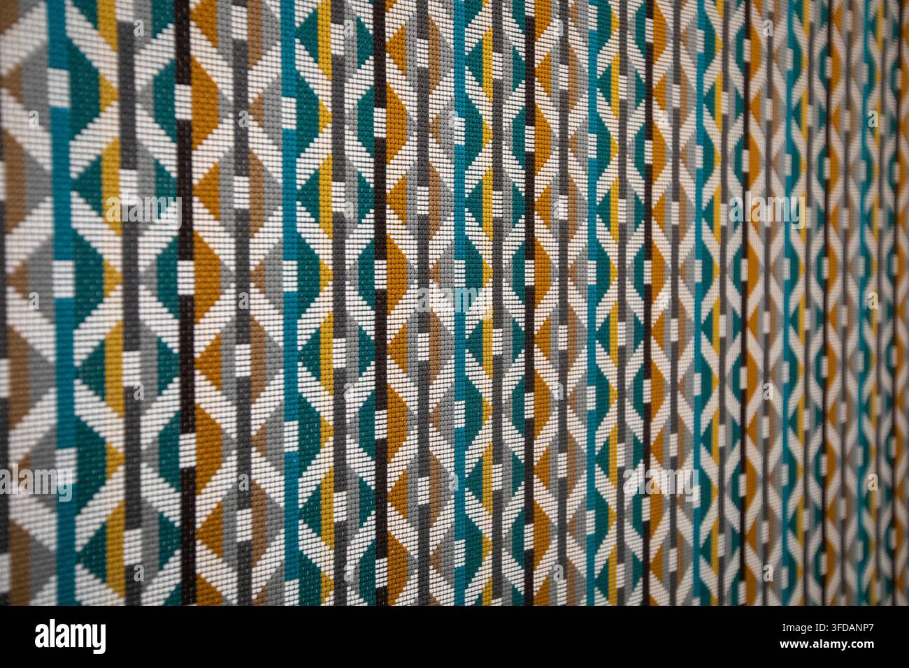 Buntes geometrisches gewebtes Textilmuster im Winkel Stockfoto