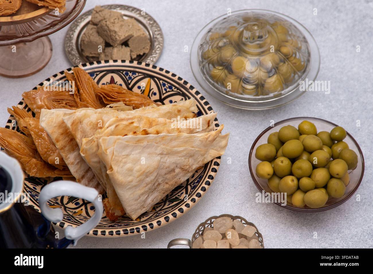 Grüne Oliven Pita dünne dreieckige Teigtaschen mit Käsefüllung. Fladenbrot Essen Frühstück Stockfoto