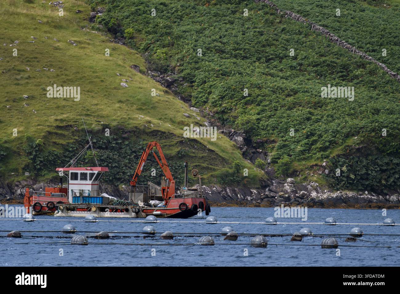 Fischereiboote, die für die Fischzucht genutzt werden, Küste des Killary-Fjords, Connemara, Irland, Europa Stockfoto