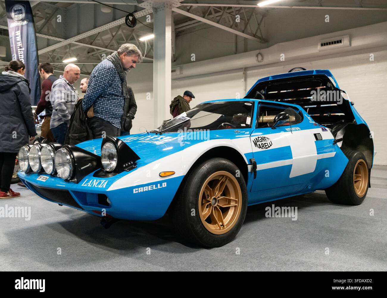 London, UK - 22. Februar 2020: Klassischer Lancia Stratos HF Rallye-Wagen, der auf einer Automobilausstellung ausgestellt ist, mit markanten blauen und weißen Motoren Stockfoto