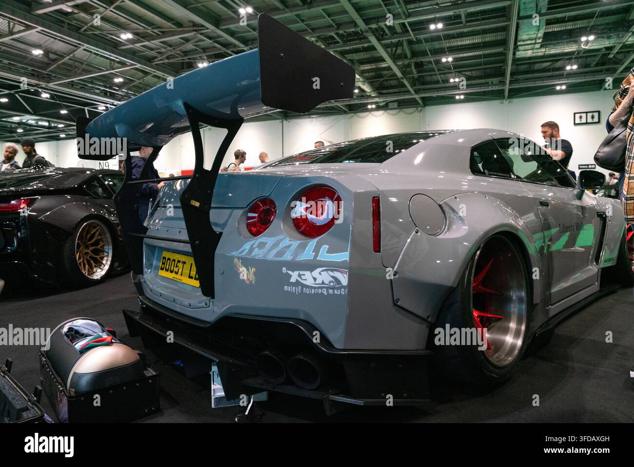 London, UK - 18. Mai 2019: Modifizierter Nissan GT-R R35 auf einer Automesse in London ausgestellt, mit Widebody-Styling, überdimensionierter Heckflügel und Sonderrädern Stockfoto