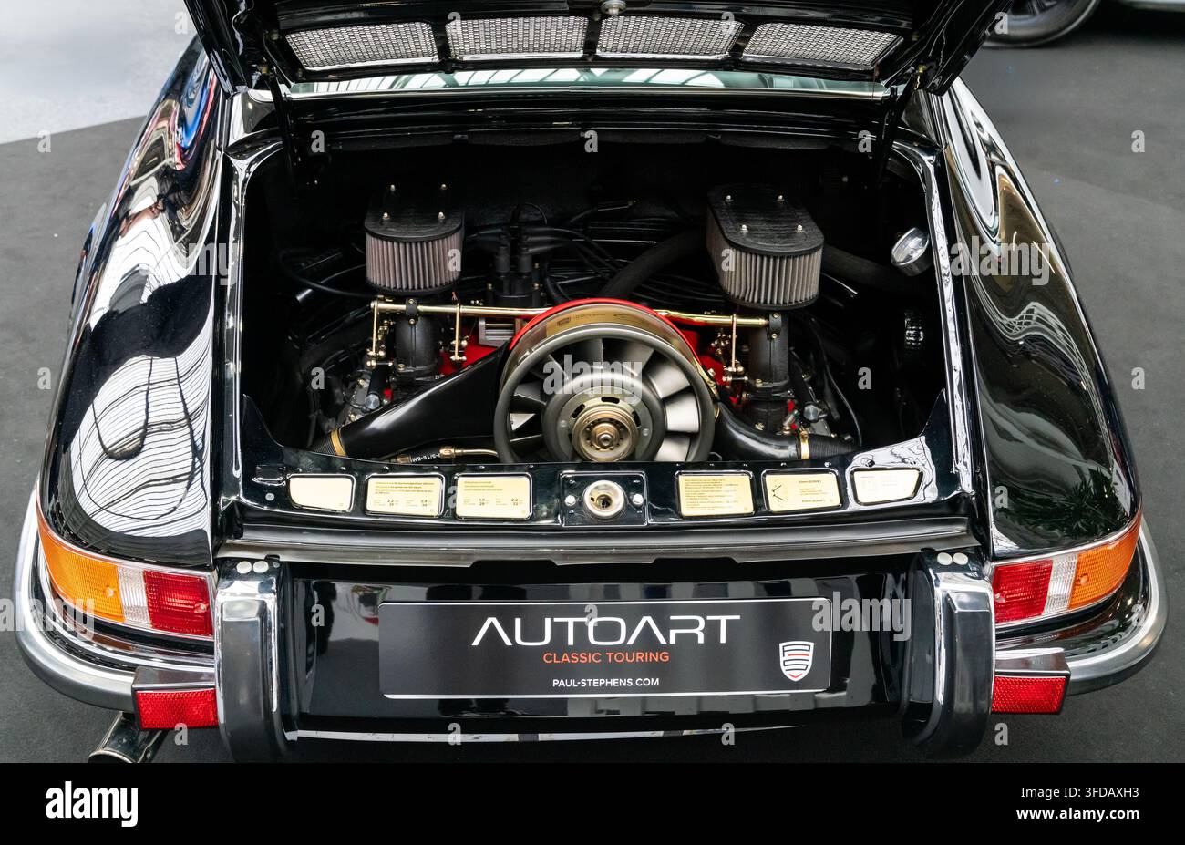 London, UK - 22. Februar 2020: Klassischer Porsche 911 mit geöffnetem Heckmotorraum, der den luftgekühlten Motor zeigt. Stockfoto