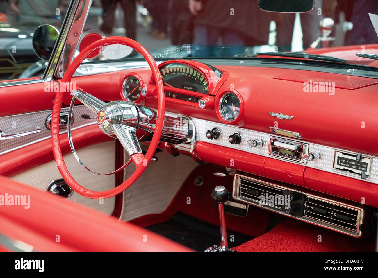 London, UK - 22. Februar 2020: Innendetail eines klassischen Ford Thunderbird mit rotem Armaturenbrett, Lenkrad und Chromverzierungen. Stockfoto