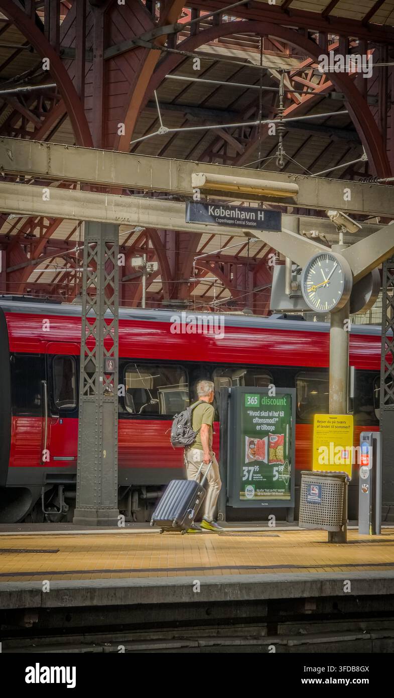 Kopenhagen, Dänemark. 15. August 2026, Reisender auf dem Bahnsteig am Kopenhagener Hauptbahnhof Stockfoto