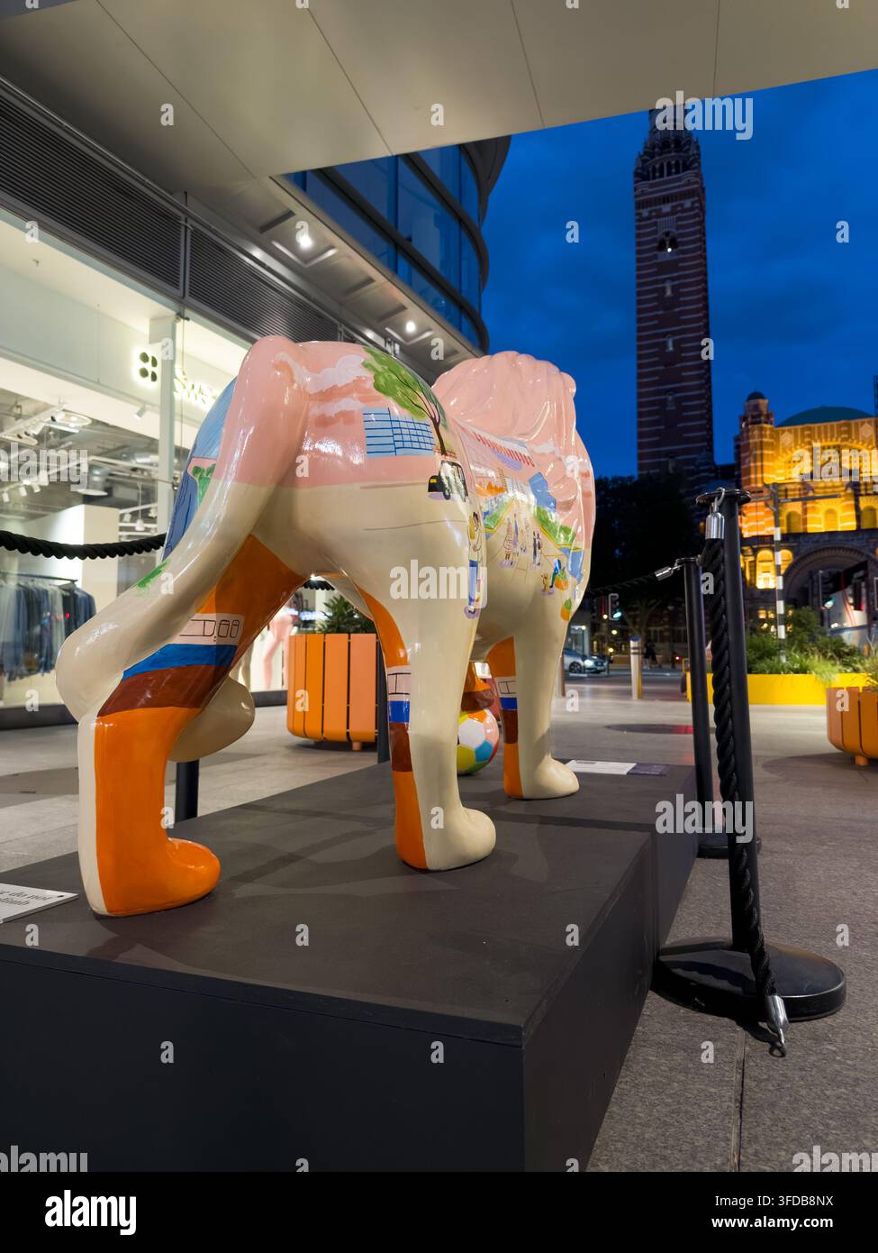 Rückansicht eines geschmückten Löwen vom Pride in the Quarter Public Art Trail in der Dämmerung, der Turm von Westminster im Hintergrund, London Victoria, UK Stockfoto