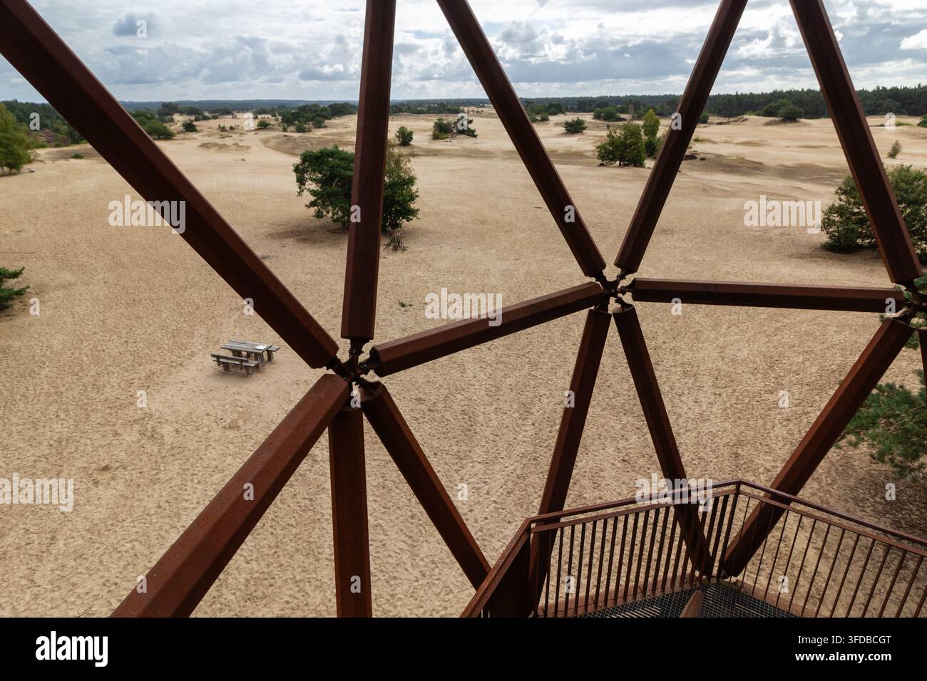 Beobachtungsturm Kootwijkerzand Stahlgerüst in Kootwijk, Gelderland, Niederlande, der Sanddünen rahmend Stockfoto