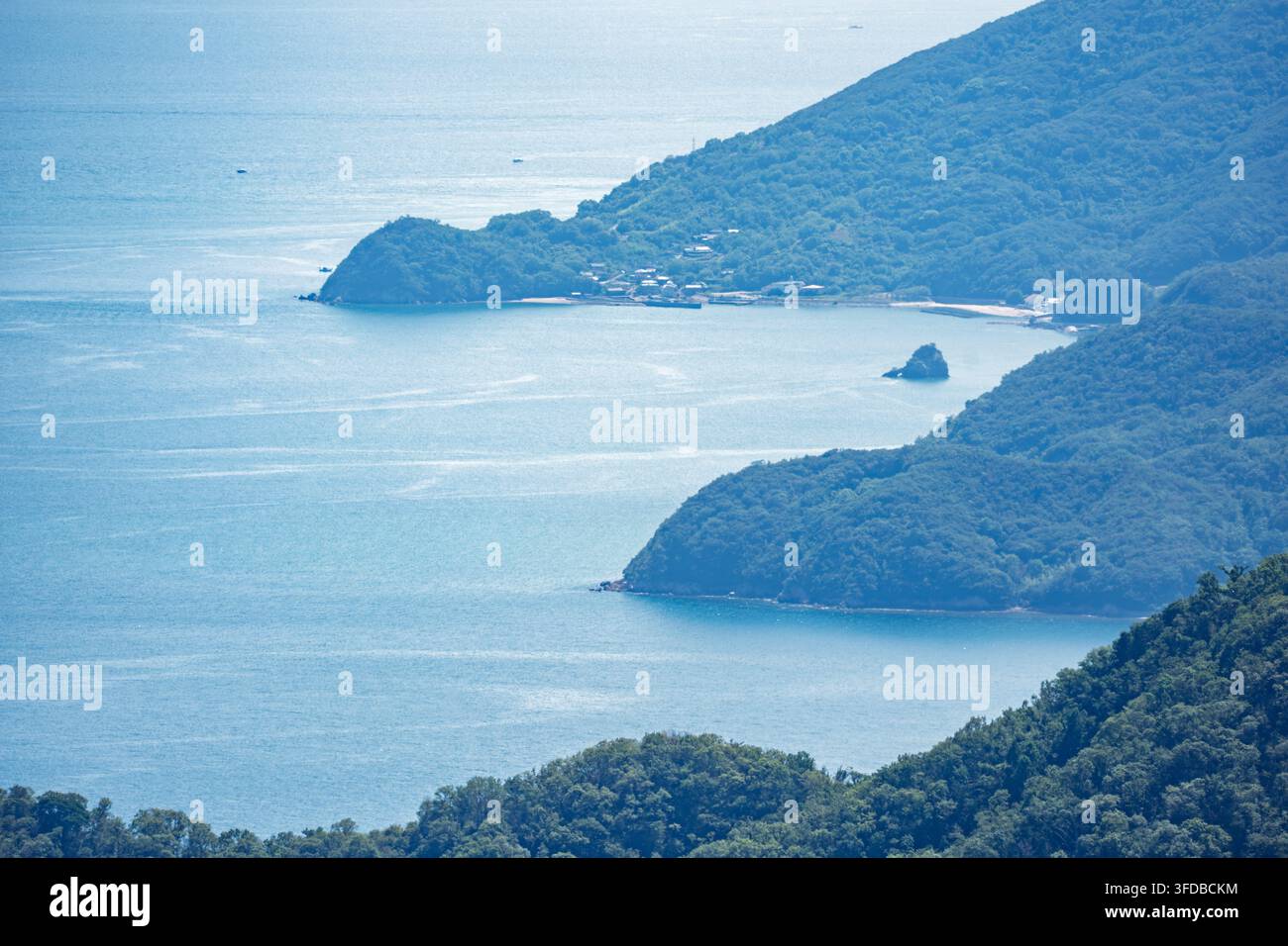 Blick auf ruhiges Wasser in einer stillen Bucht an der Inselküste Stockfoto